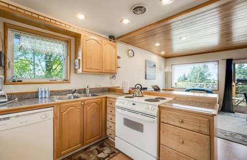 Oceanside Condo | Welcoming Condo with Ocean Views and Private Hot Tub - Short Walk to the Beach