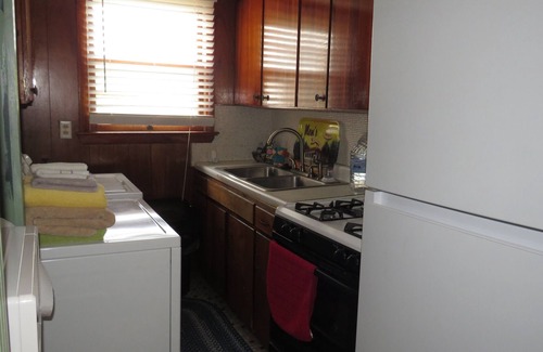 Crisfield House | Welcoming cottage, near public beach and fishing pier.