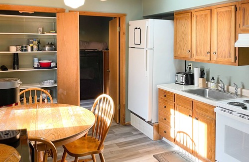 Mauston Cabin | Welcoming dog-friendly cabin with firepit, screened-in porch, game room, & yard