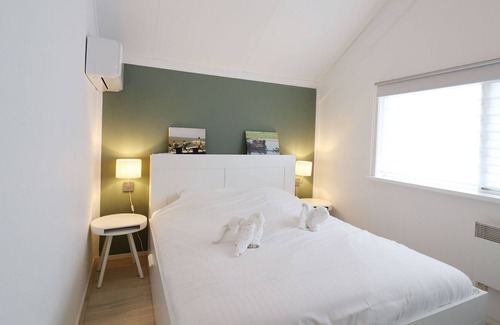Grou House | Welcoming holiday home in Grou with bubble bath