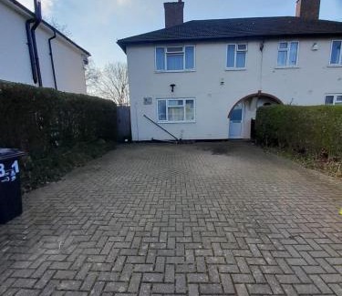 Thornton Heath House | Welcoming Home Close to Transport Links