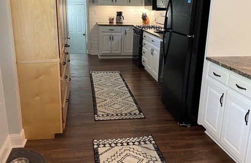 Guntersville House | Welcoming three bedroom home located just 1.2 miles from public boat launch.