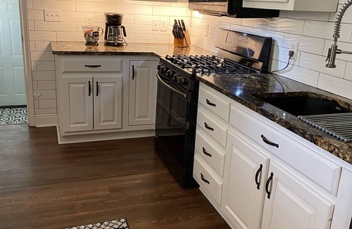 Guntersville House | Welcoming three bedroom home located just 1.2 miles from public boat launch.