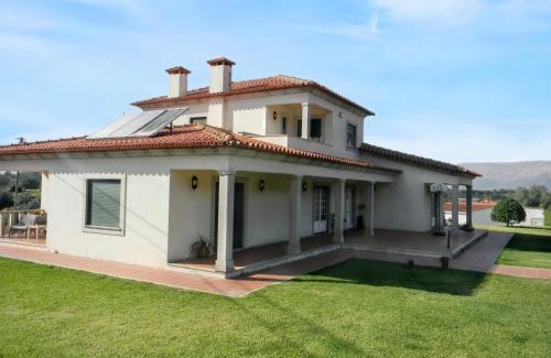 Cardielos Villa | Welcoming villa in Santa Leocádia, private pool 475 m²