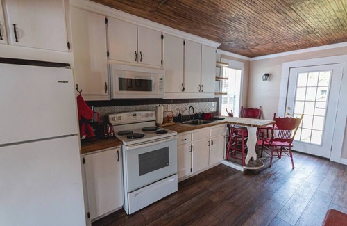 Natchez House | Welcoming White House on Cane River.nn