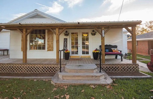 Natchez House | Welcoming White House on Cane River.nn
