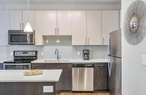 Poncey-Highland Apartment | Well appointed apartment w/full gym & gated parking in the heart of Inman Park!