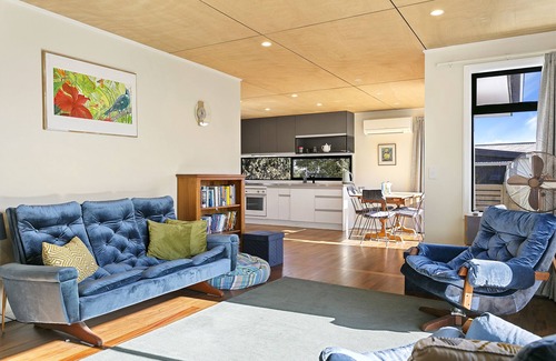 Waipahihi House | Well appointed cosy house close to town and the lake
