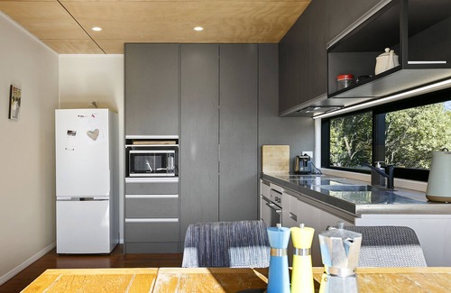 Waipahihi House | Well appointed cosy house close to town and the lake