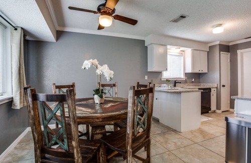 Round Rock House | Well appointed home minutes from Kalahari and Downtown