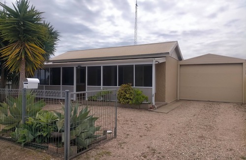 Wallaroo House | Well equipped family holiday house. Close to the beach, shops and playgrounds.