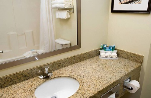 Chanhassen House | Well-Equipped Sanctuary for Your Staycation! Gym