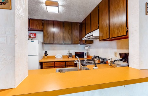Tahoe Woods Apartment | Well-Equipped Second-Level Studio w/Free WiFi, Balcony, & Shared Outdoor Pool