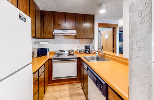 Tahoe Woods Apartment | Well-Equipped Second-Level Studio w/Free WiFi, Balcony, & Shared Outdoor Pool