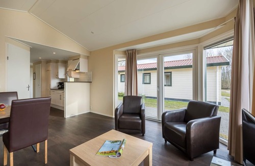 Gasselternijveen Ski Chalet | Well furnished mobile home with dishwasher, near water