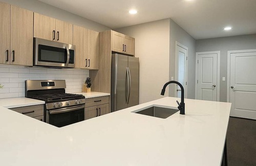 East Albany Park Apartment | Well-Furnished 3-Bedroom Apt
