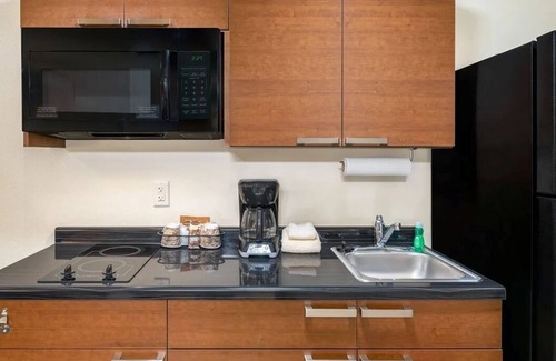 Davenport Hotel | Well-Lit, Peaceful Room w/Kitchen Near Historic Black Hawk State Site & Trails