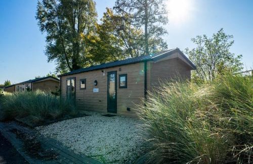 Municipality of Hellevoetsluis Ski Chalet | Well-maintained chalet with terrace