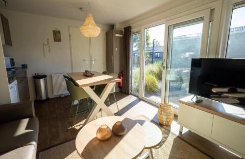 Municipality of Hellevoetsluis Ski Chalet | Well-maintained chalet with terrace