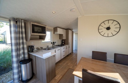 Municipality of Hellevoetsluis Ski Chalet | Well-maintained chalet with terrace