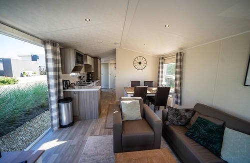Municipality of Hellevoetsluis Ski Chalet | Well-maintained chalet with terrace