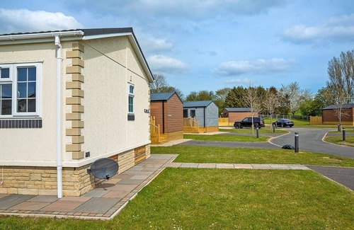 Hutton Rudby Ski Chalet | Well presented luxury lodge with two doubles, one with en suite shower.