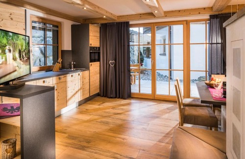 Sankt Leonhard im Pitztal Ski Chalet | Wellnesshüttendorf Wiese