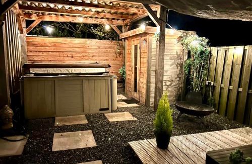 Vijfhuizen House | Wellness bungalow with jacuzzi &sauna&private garden near Amsterdam