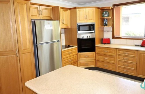 Wangi Wangi House | Wemberley Lakehouse- Absolute waterfront and pool