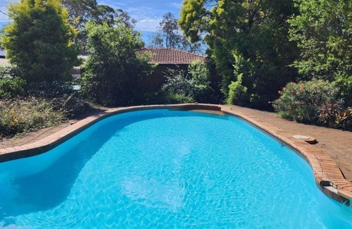 Wangi Wangi House | Wemberley Lakehouse- Absolute waterfront and pool
