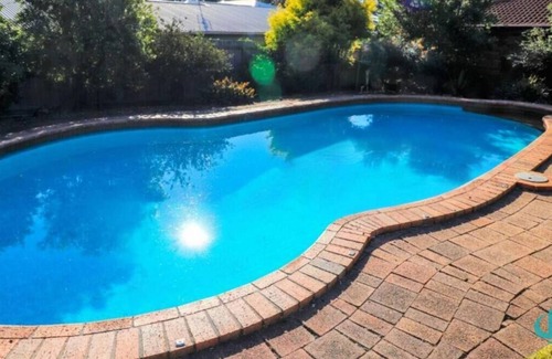 Wangi Wangi House | Wemberley Lakehouse- Absolute waterfront and pool