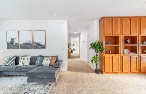 East Wenatchee House | Wenatchee 1 · Work & Ski Friendly Mountain View Home w Fireplace