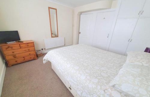 Sittingbourne Apartment | Wentworth Apartment with 2 bedrooms, Superfast Wi-Fi and Parking