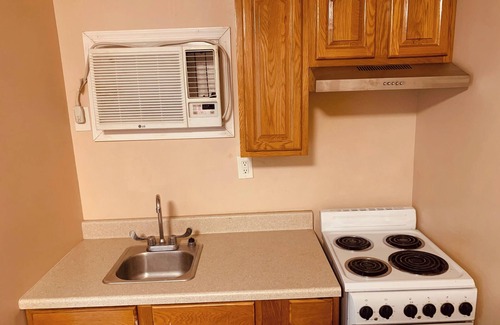 East Stroudsburg Hotel | Werry'S Cottages And Pub By OYO East Stroudsburg - Weekly Stays