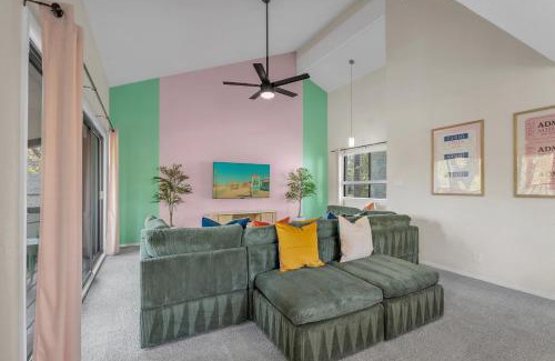 Tulsa House | Wes Anderson-Theme 5BD - Movie Theater & PingPong