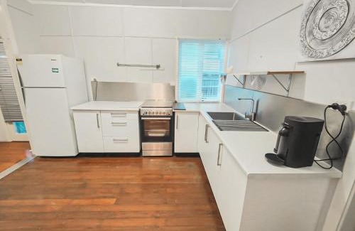 Wynnum Apartment | West Avenue Hideaway in Wynnum - 1 Bed and 1 Bath