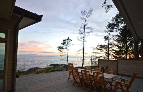 Wilson Creek House | West Coast Comtemporay, low bank ocean front, south facing, built in 2013