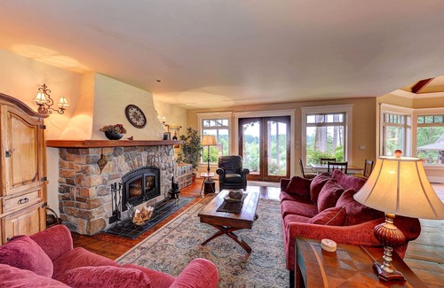 Victoria House | West Coast Warmth and Luxury with water views and hot tub!