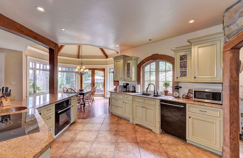 Victoria House | West Coast Warmth and Luxury with water views and hot tub!