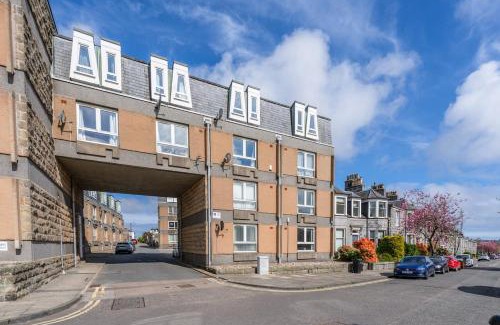Central Aberdeen Apartment | West End 2 Bed Maisonette - Parking & Wi-Fi