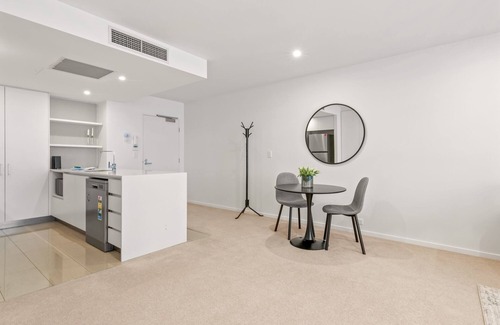 West End Apartment | West End Flat with Pool and BBQ Access