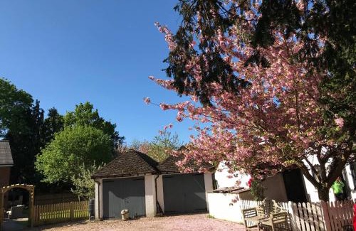 Esher Bed & Breakfast | West End Lodge