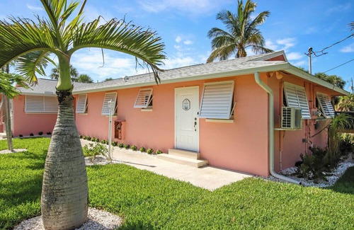 Tradewinds Cottage | West End Paradise 3M Sanddollar 7 - Quaint Hotel Style Room near the Beach