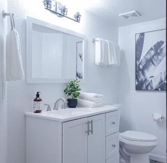 El Paso Apartment | West EP Poolside Mountain Views