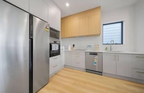 West Harbour House | West Harbour Escape Contemporary 4-Bedroom Unit B