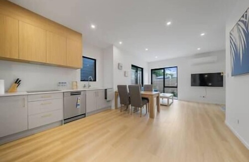 West Harbour House | West Harbour Escape Contemporary 4-Bedroom Unit B