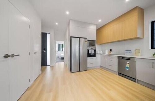 West Harbour House | West Harbour Escape Contemporary 4-Bedroom Unit B