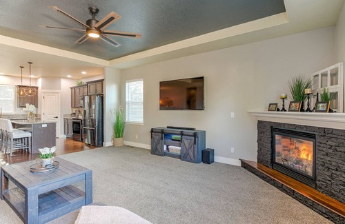 West Salem House | West Hills Getaway - prime location, amazing views