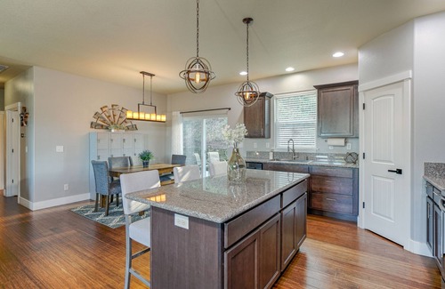 West Salem House | West Hills Getaway - prime location, amazing views