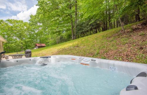 West Jefferson House | West Jefferson 3Bd- Hot Tub, Dogs Welcome, Fire Pit & More